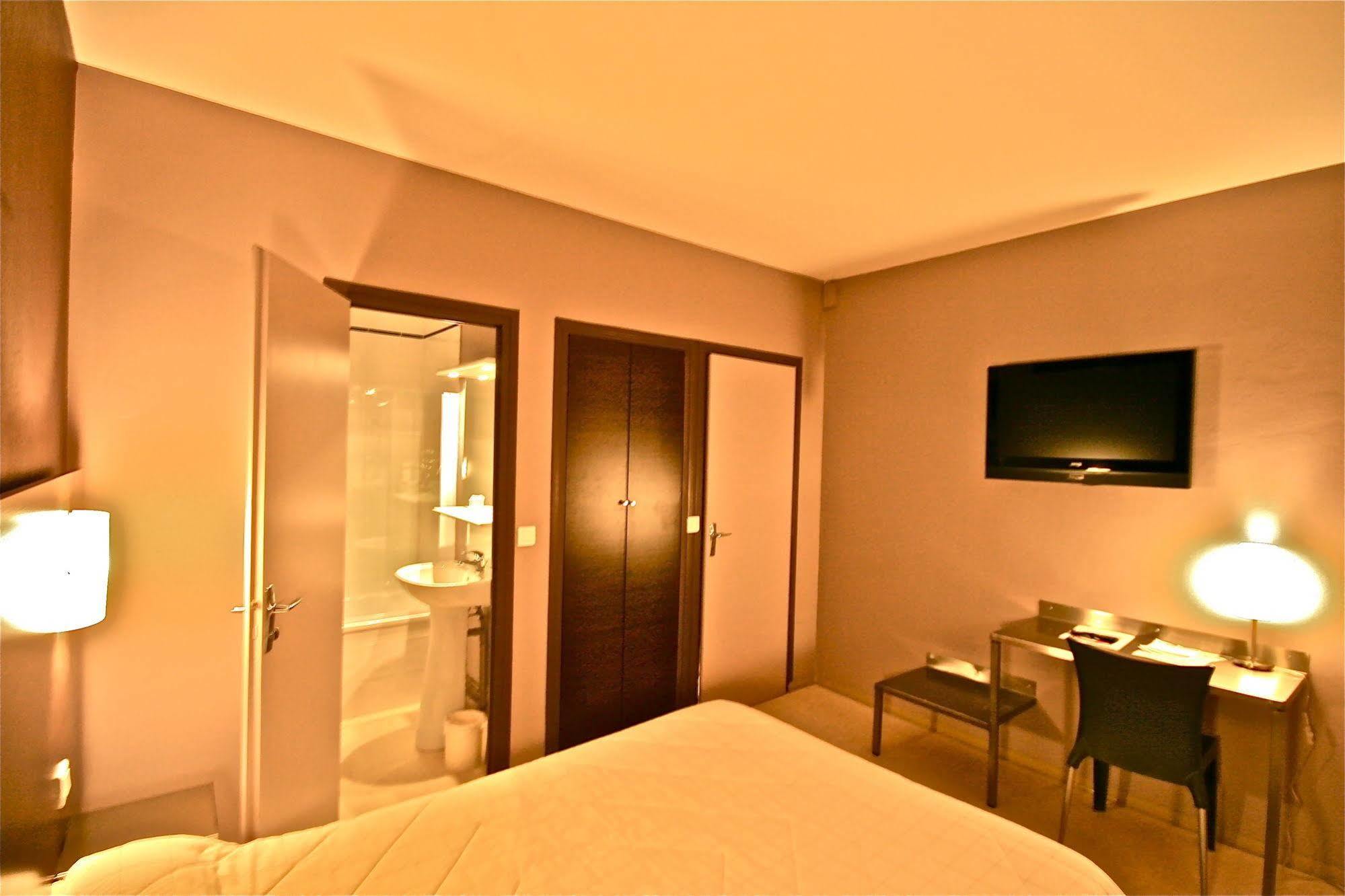 Hotel De L'Europe Pierre-Bénite Екстериор снимка